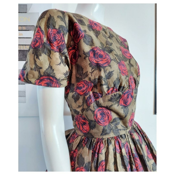 SOLD🌺 Vintage 50s cotton rose print dress pleated full skirt and tie waist - Picture 3 of 10